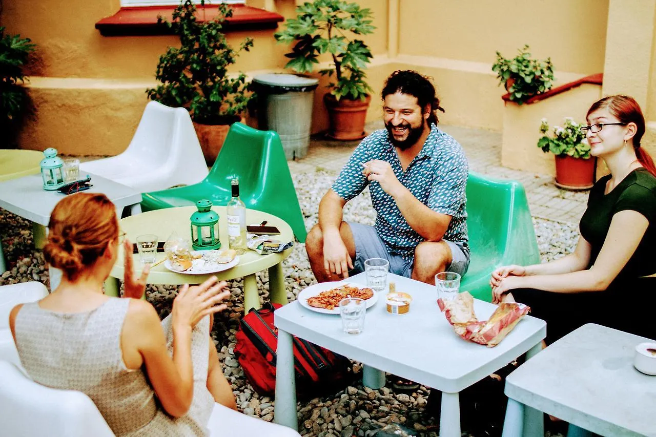 Garden House Hostel Barcelona By Feetup Hostels Espanha