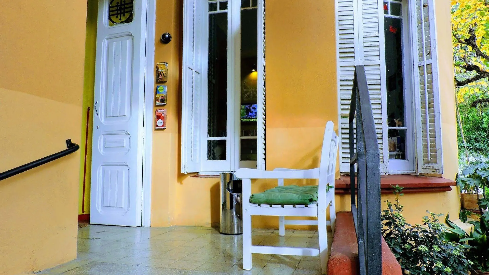 Garden House Hostel Barcelona By Feetup Hostels Espanha