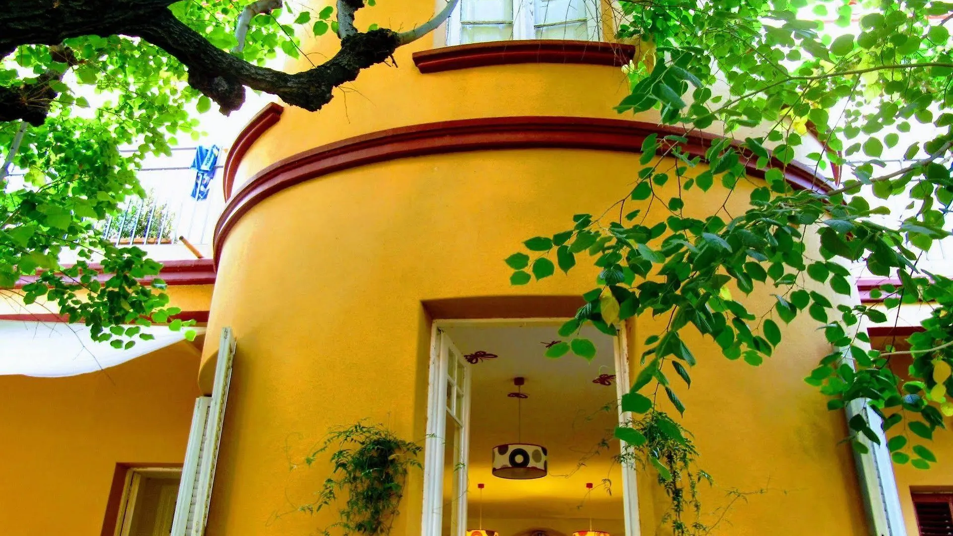 Garden House Hostel Barcelona By Feetup Hostels