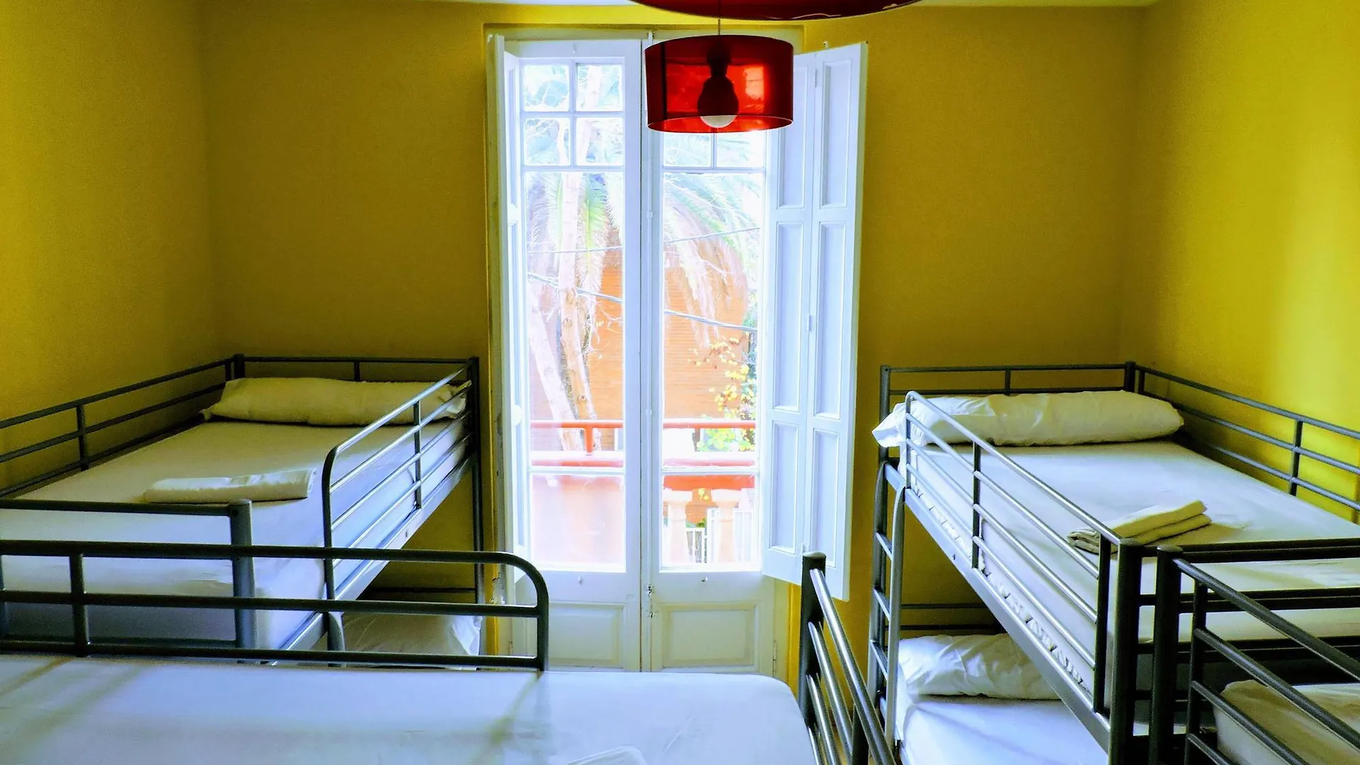 Garden House Hostel Barcelona By Feetup Hostels Espanha