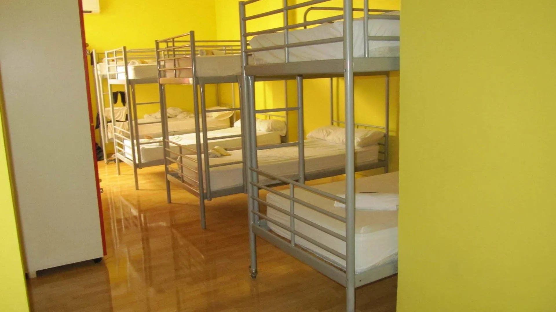 Garden House Hostel Barcelona By Feetup Hostels Espanha